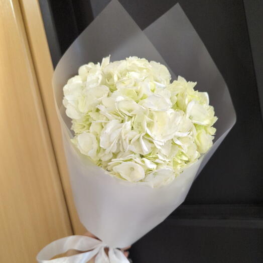 Букет-комплимент из белой гортензии