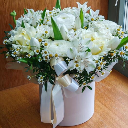 Цветы в коробке "Белоснежное лето" (ранункулюсы, тюльпаны, роза и альстромерия)