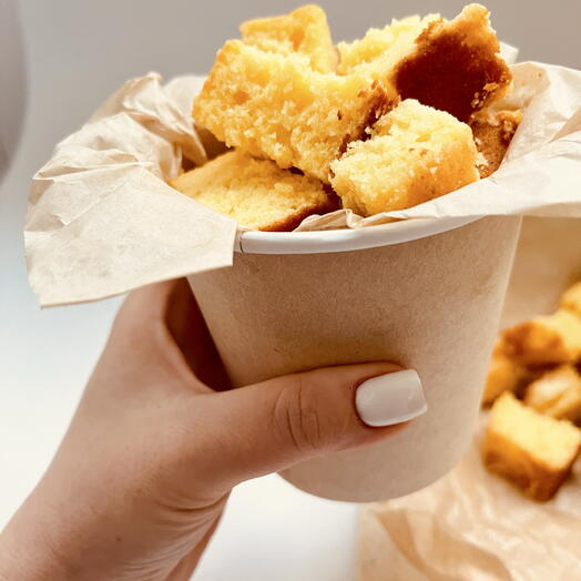 Лимонный блонди
Сочный, с яркой цитрусовой ноткой — идеальный десерт для перекуса на ходу