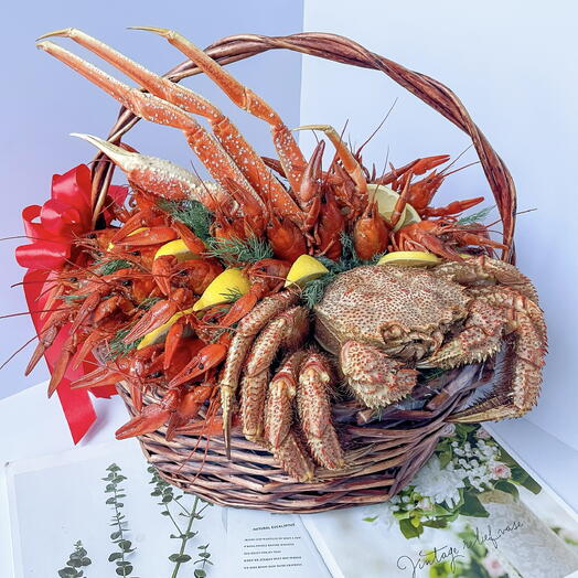 Шикарная корзина из раков и морепродуктов