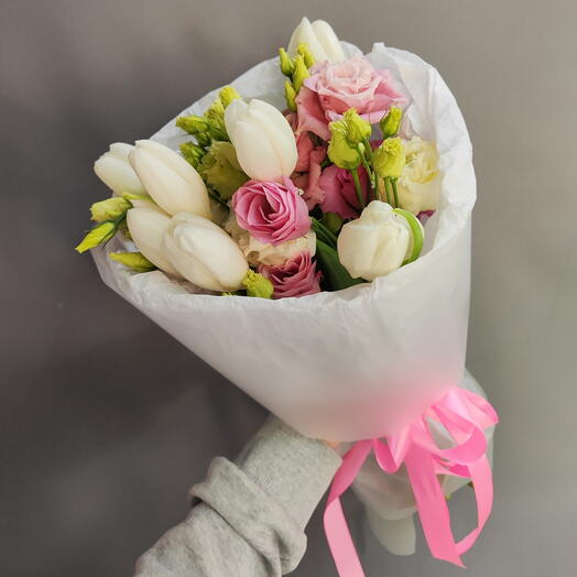 Воздушный букетик с белыми тюльпанами