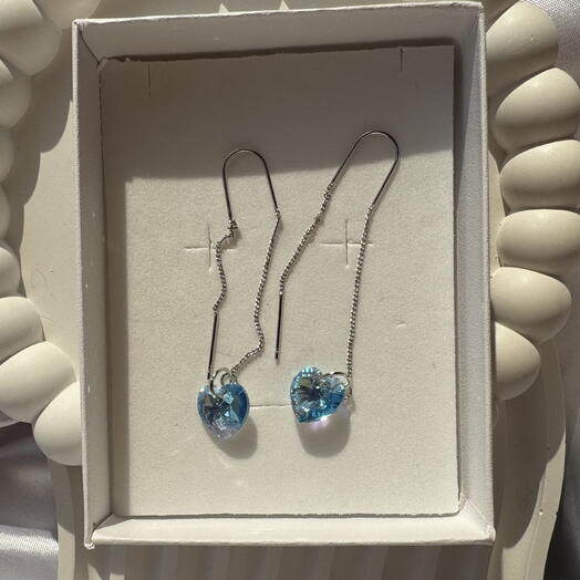 Серьги протяжки с кристаллами swarovski в форме сердца, голубые, с переливом в разные цвета, iconic сваровски