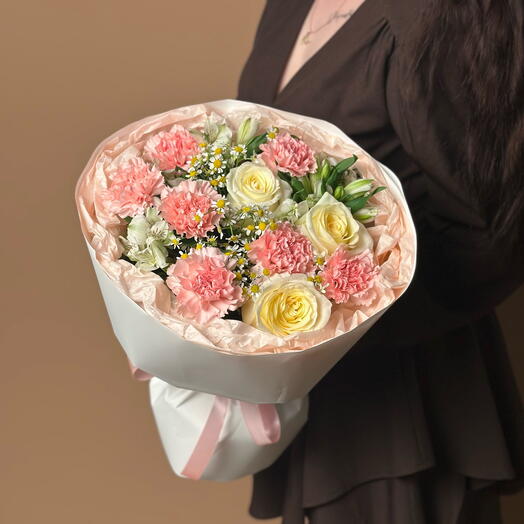 Букет из пионовидных роз, альстромерий, диантусов и кустовых ромашек