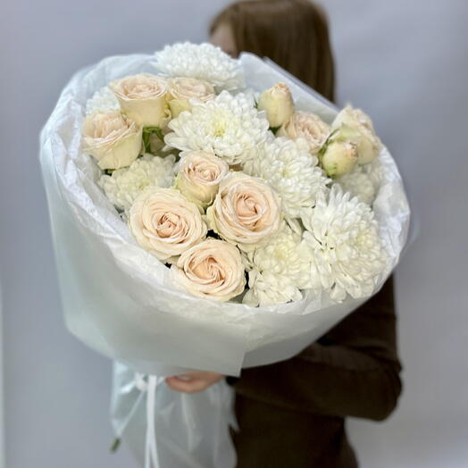 Комплимент из роз и хризантем