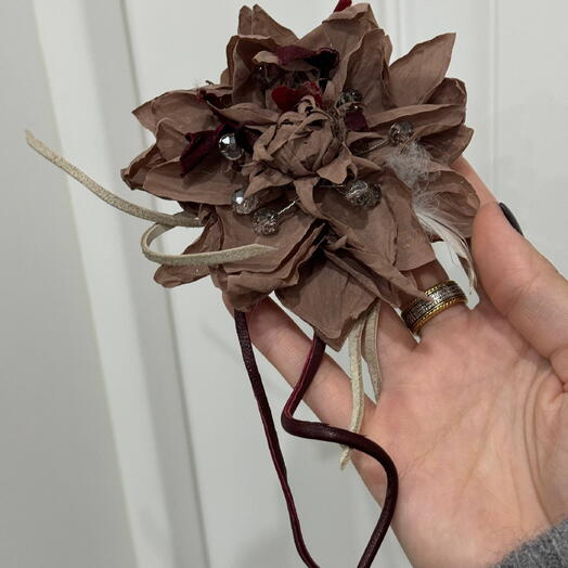 Брошь из текстиля и кожи «ASTER CRISANTELLA - SABBIA BORDEAUX M»