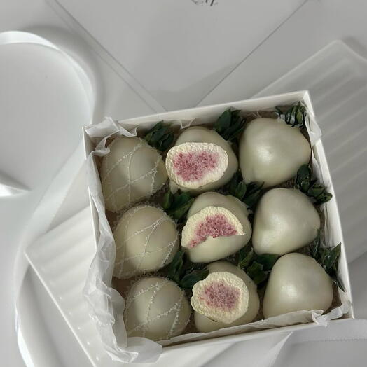 Клубника в белом шоколаде callebaut