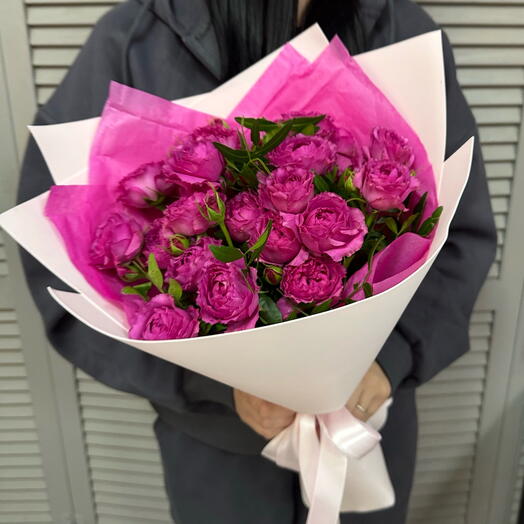 Ажурные кустовые пионовидные розы в монобукете