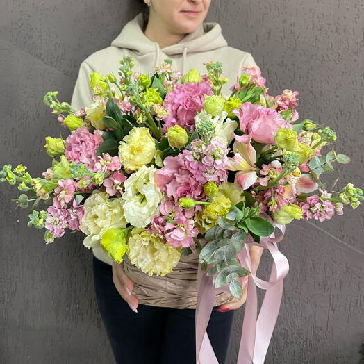 Летние цветы  в корзине ( маттиола, пионовидные розы, альстромерия)