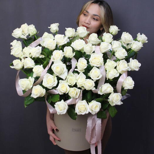 Большая коробка с белыми розами 51 шт