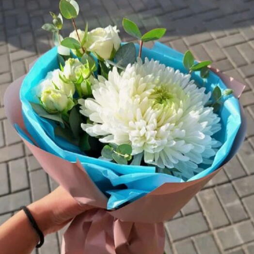 Букет из хризантем и роз кустовой