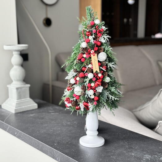 Новогодняя композиция из искусственной хвои на подставке