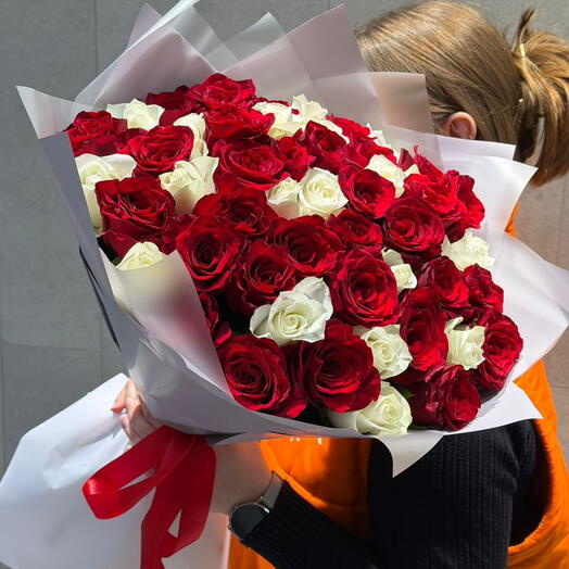 Моно букет из алой и белой розы