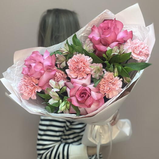 Яркий букет из французских роз, диантусов и альстромерий