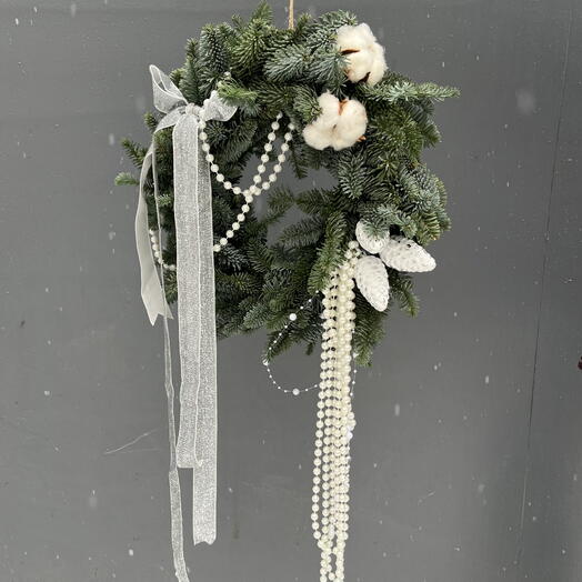 Новогодний венок с жемчугом