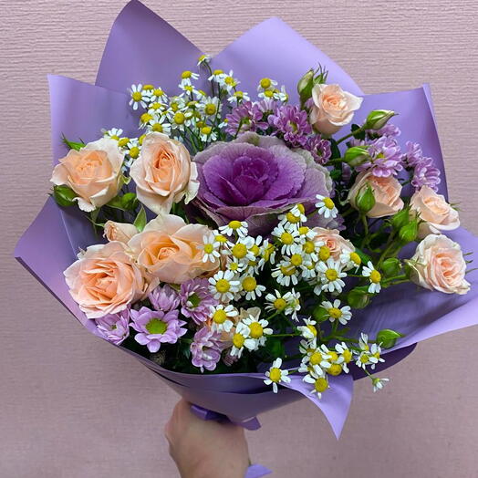 Букет с брассикой и матрикарией