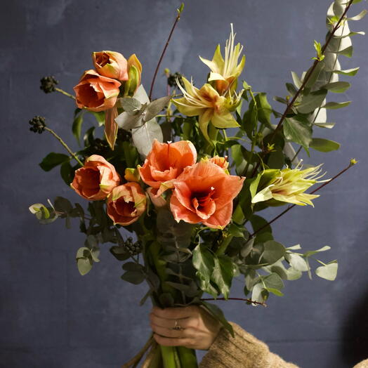 Букет с ягодами, амариллисами и ветвями