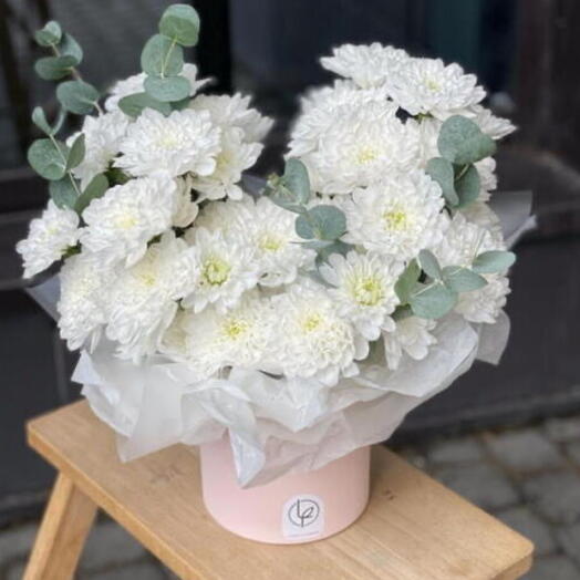 Белоснежная коробка хризантем Балтика и эвкалипт