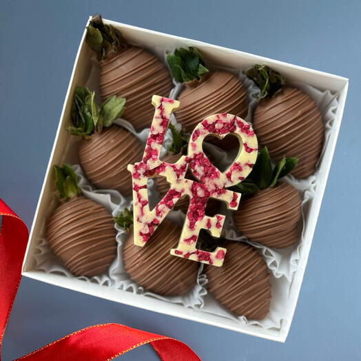 Клубника для девушки в шоколаде молочном LOVE