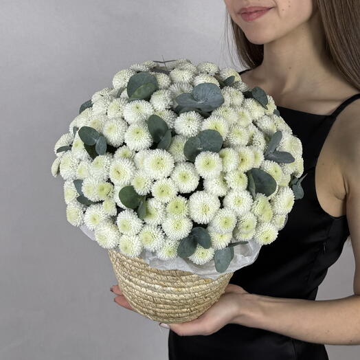 Композиция из хризантемы и эвкалипта в плетеном кашпо