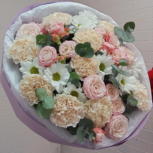 Букет из кустовой пионовидной розы, эвкалипта, диантуса, хризантемы кустовой