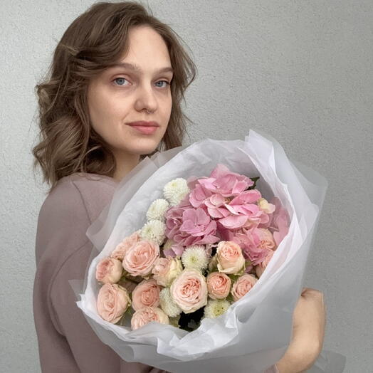 Букет с гортензией, кустовыми розами и хризантемами в стильной упаковке