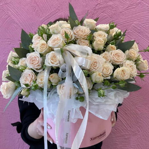 Кустовые розы в шляпной коробке с эвкалиптом