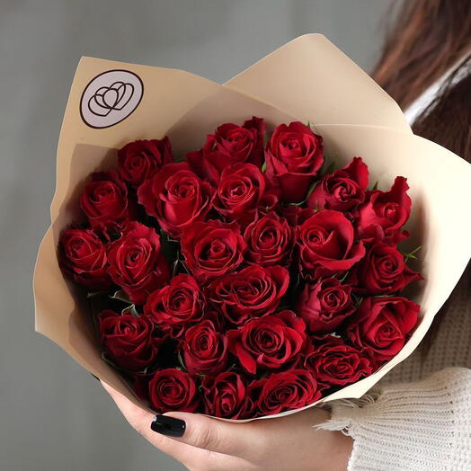 Букет из 25 красных роз 35-40 см (Кения) в кремовой пленке