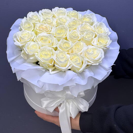 Белые розы в коробке 25шт