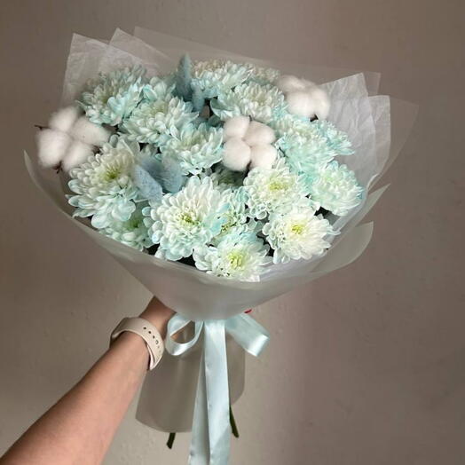 Букет из кустовых хризантем и хлопка