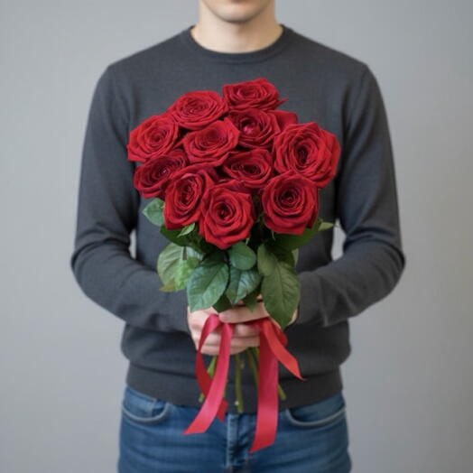 Яркий букет из 11 красных роз с атласной лентой