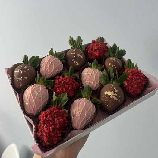 12 клубничек в шоколаде (розовый микс)
