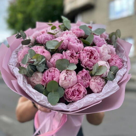 Букет из 35 пионов с эвкалиптом