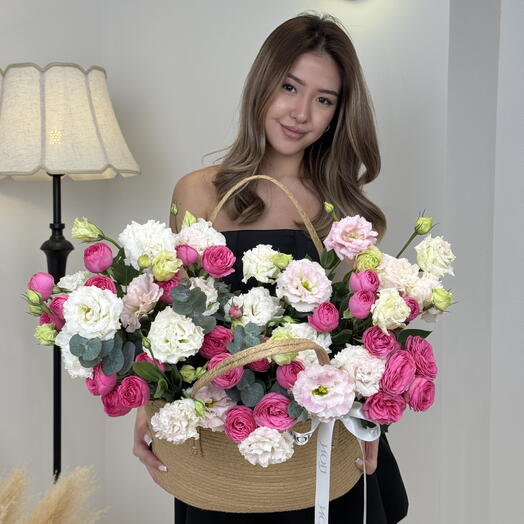 Кашпо сумочка лизиантусы и пионовидная кустовая жизель XXL