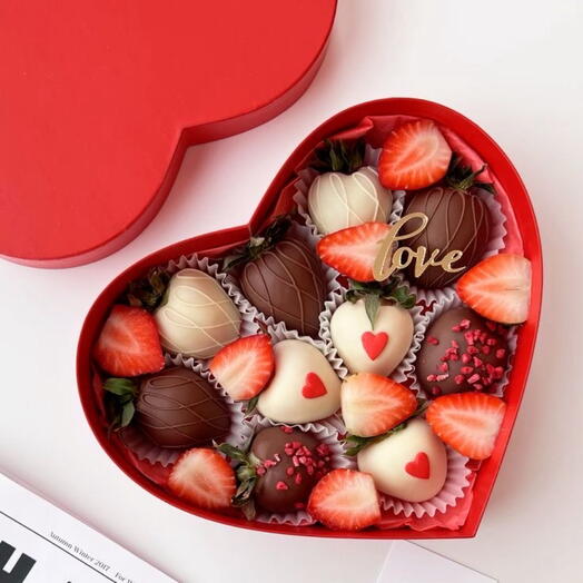 Клубника в шоколаде в коробке сердце love
