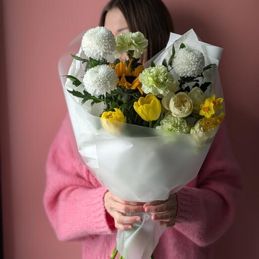 Букет с желтыми тюльпанами и нарциссами