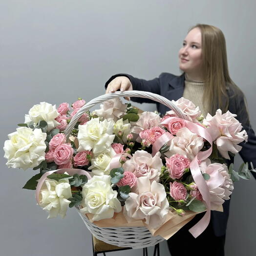 Композиция "Цветочное объятие" - композиция из французских роз, листьев эвкалипта в плетеной корзине