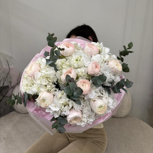 Дуо из ранункулюсов и гортензий