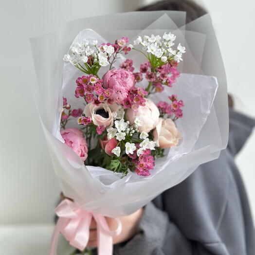 Авторский букет с пионами и хамелациумом