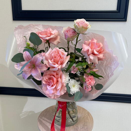 Розовый букет на 14 февраля с розами, хризантемой, лилией, альстромерией и гвоздиками