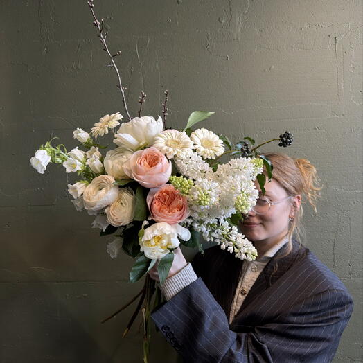 Пионы, сирень, ранункулюсы, колокольчики, пионовидные розы и цветущие ветви миндаля - Весенний букет