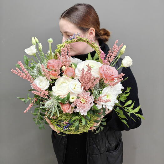 Цветы в лесной корзине с ранункулюс и лавандой