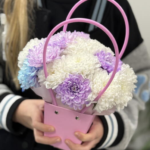 Сумочка из кустовых хризантем на 8 марта
