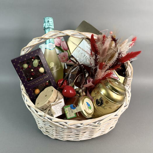 Вип корзина на 8марта для директора,коллеги или партнера с шоколадом,кофе и пастой для сыра