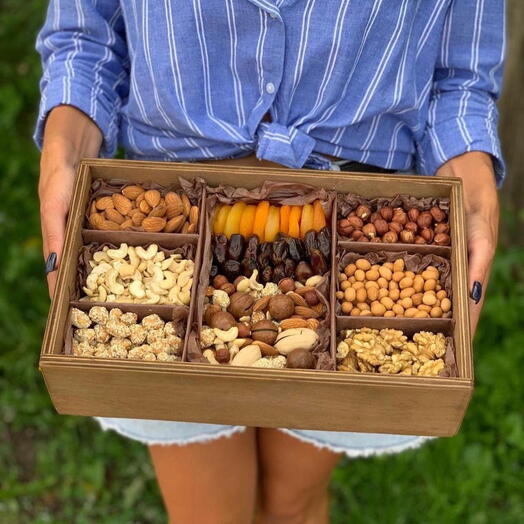 Подарочный набор орехов и сухофруктов "Неаполь"