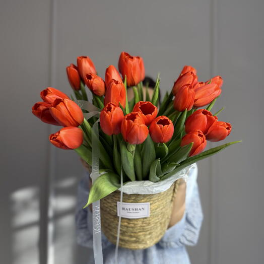 Кашпо с тюльпанами