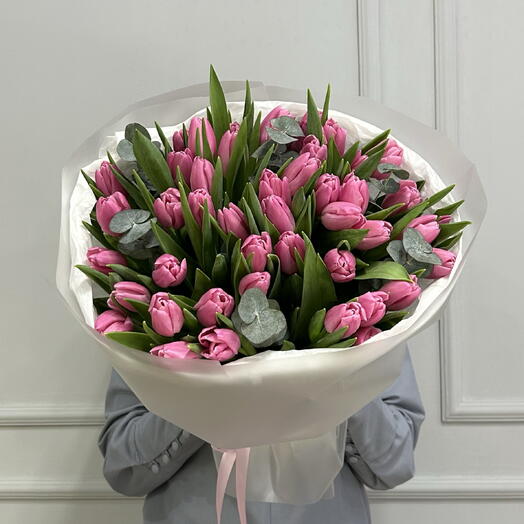 Круглый большой букет тюльпаны и эвкалипт