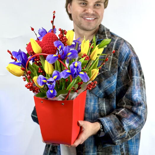 Сумочка из 7 ирисов и 15 тюльпанов с сердцем