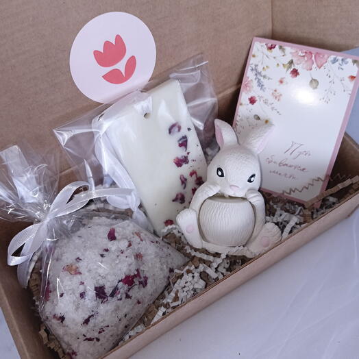 Подарочный набор на 8 марта: свеча зайчик, аромасаше, соль для ванны с лепестками роз
