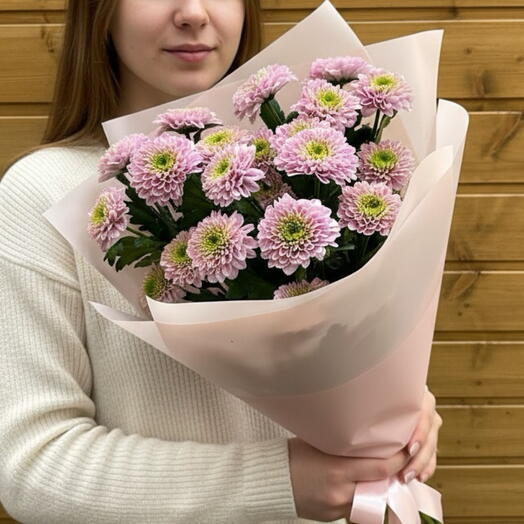 Букет из 3 хризантем кустовых в розовой упаковке