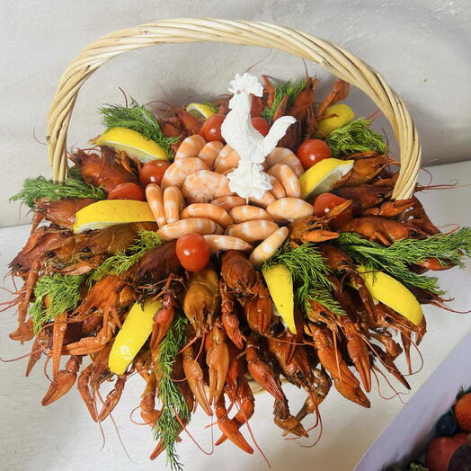 Корзина с раком и креветками на Пасху